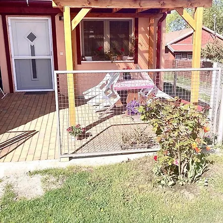 Nyaraló Sára Buzsák *