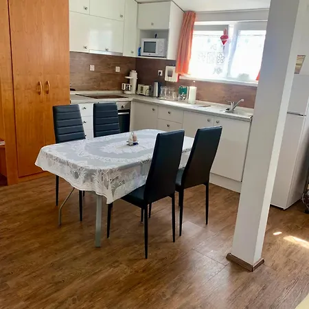 Nyaraló Sára Buzsák *